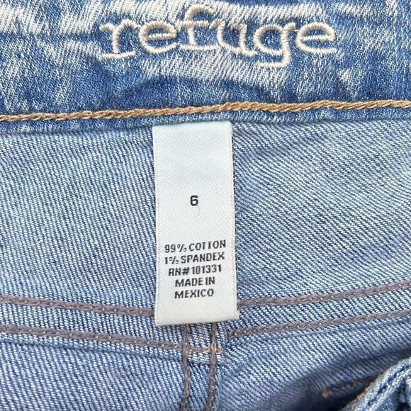 Refuge Women's Distressed Denim Shorts - Picture 5 of 5